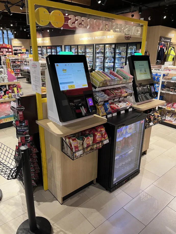 Kiosk voor tankstations Self-checkoutunit in een snelwegwinkel bij een tankstation