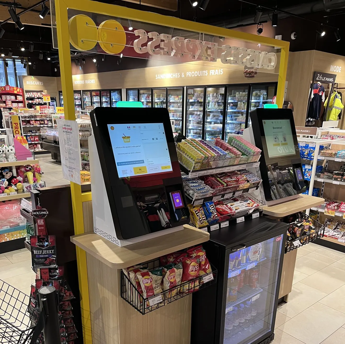 Self-checkoutunit in een snelwegwinkel bij een tankstation