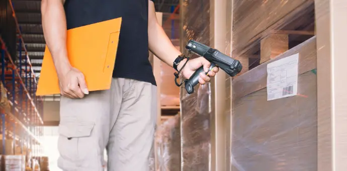 eutronix mobile scanning and warehouse hardware solution depicted by worker scanning pallet